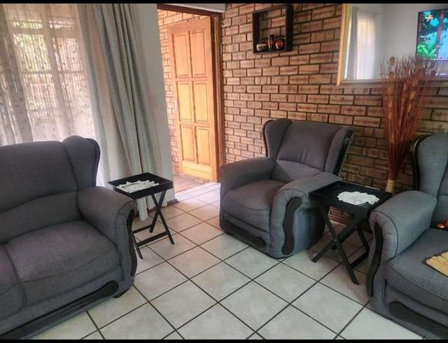 3 BEDROOM TOWNHOUSE FOR SALE IN CASTLEVIEW